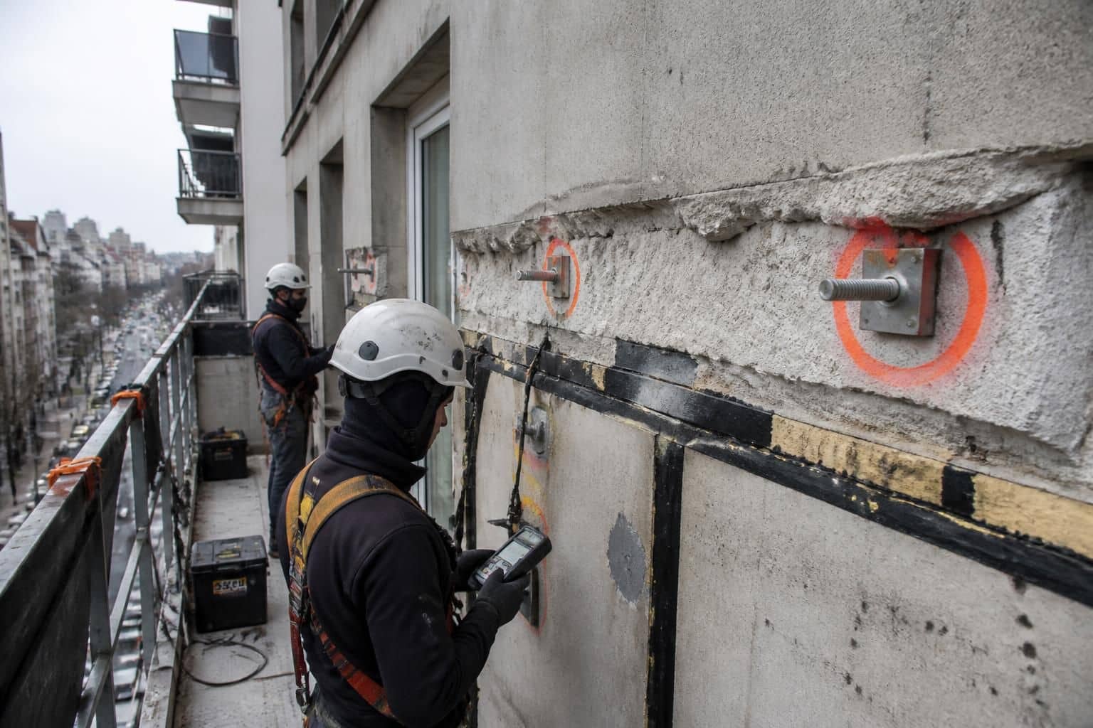 découvrez les précautions essentielles pour rénover un balcon suspendu en kit en toute sécurité et assurer sa solidité structurelle.